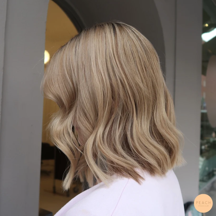 Makeover med många ljusa och mörka slingor
