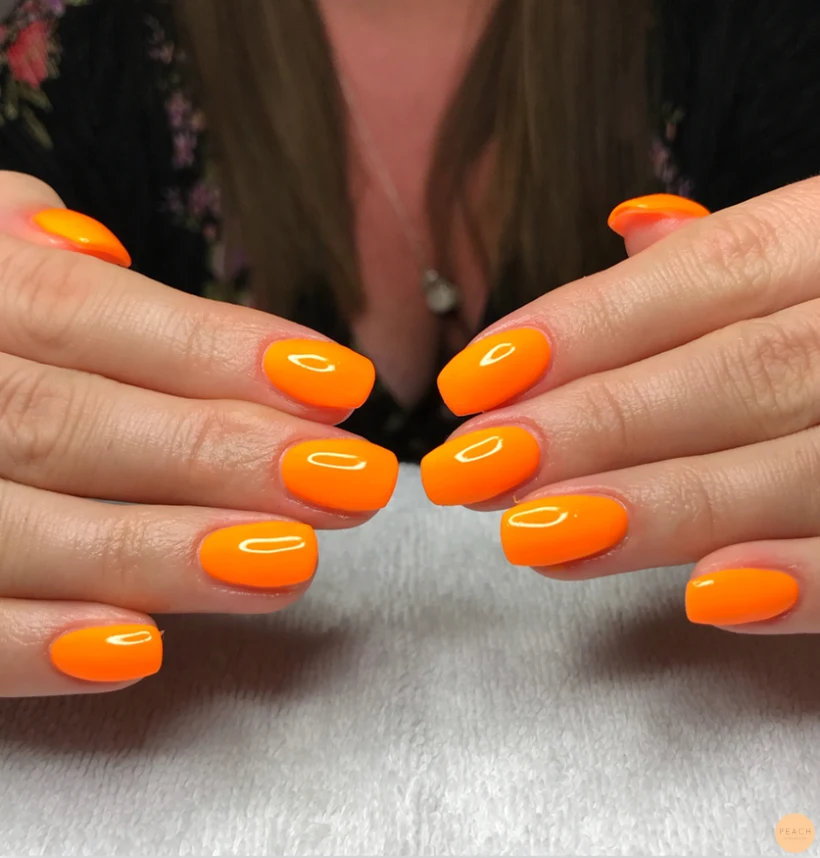 Neon orangea naglar