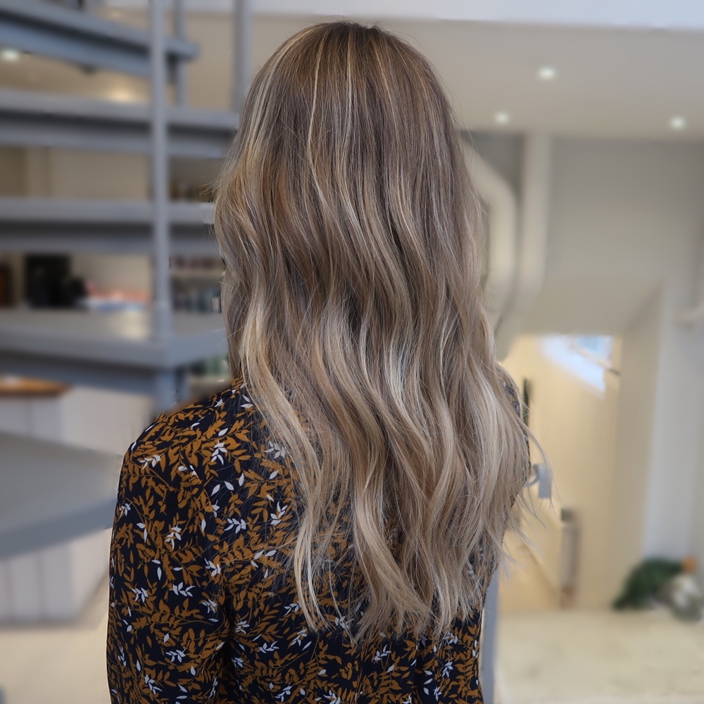 Varm blond balayage med mjuka lockar