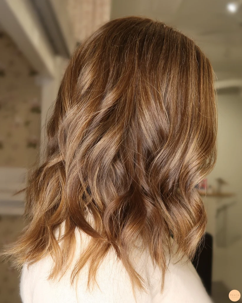 Bronde hårfärg med ljusa slingor