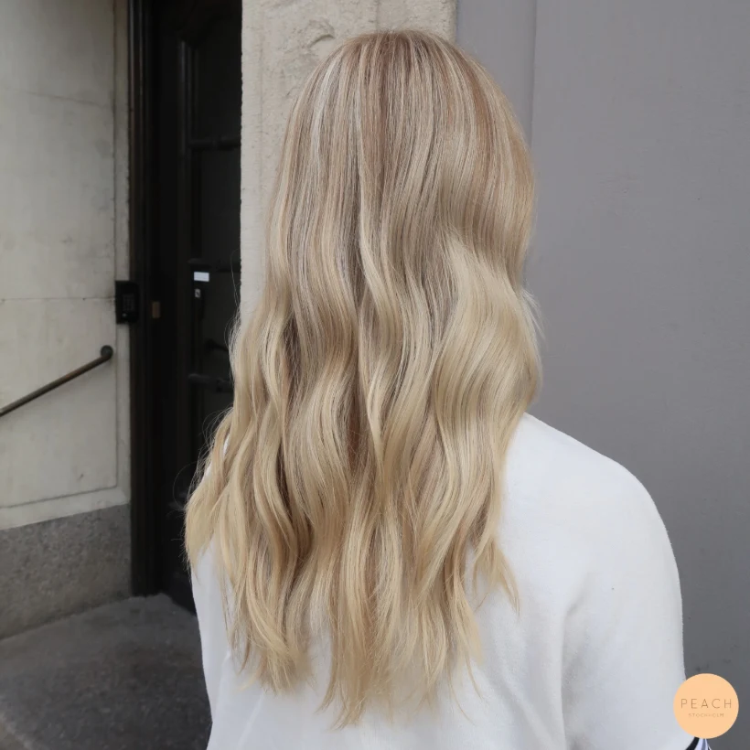 Ljusa balayageslingor med naturlig botten