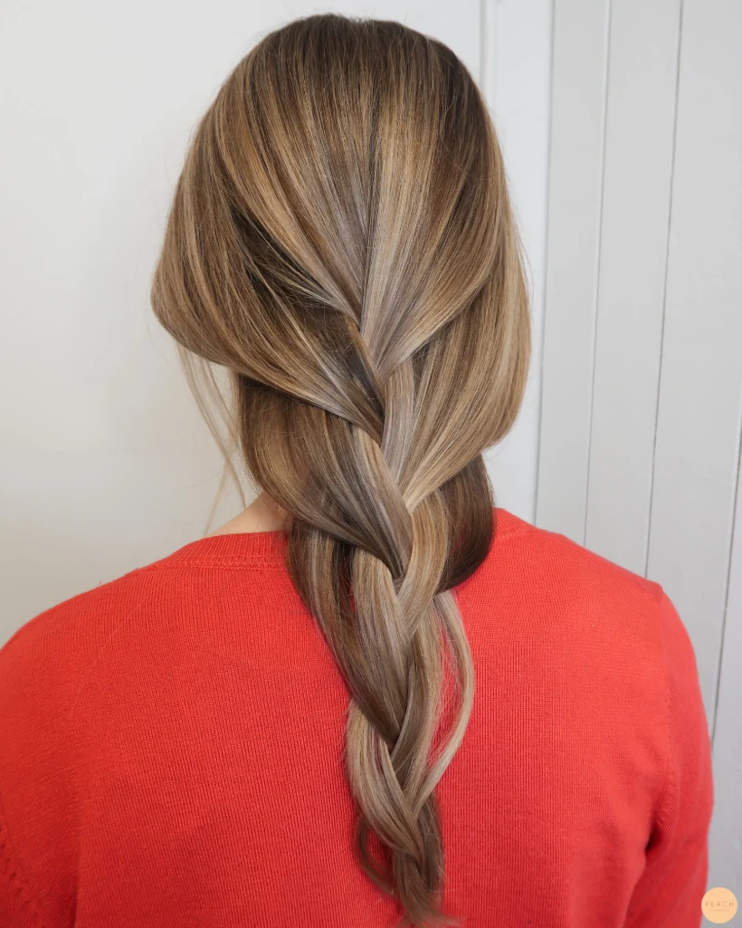 Krämig sval balayage med ljusa och mörka slingor