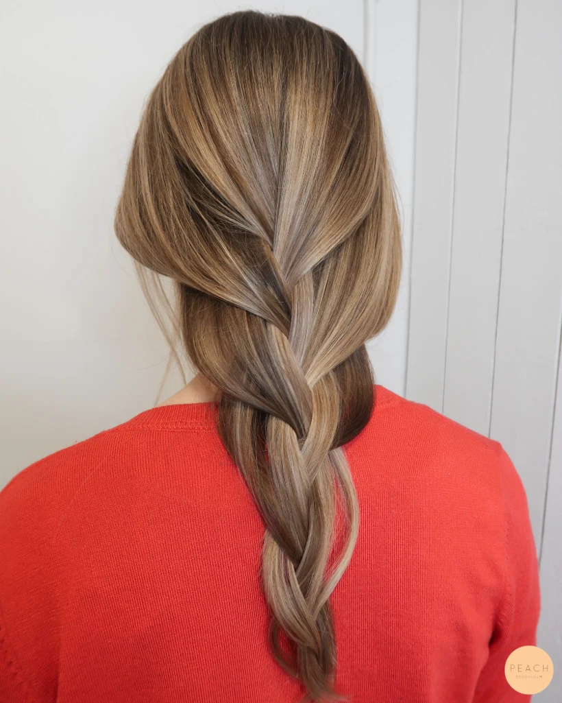 Krämig sval balayage med ljusa och mörka slingor