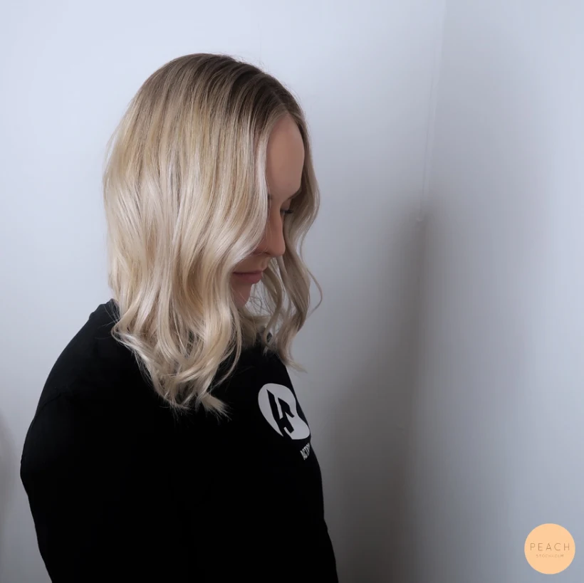Beige blond balayage med mjuk utväxt