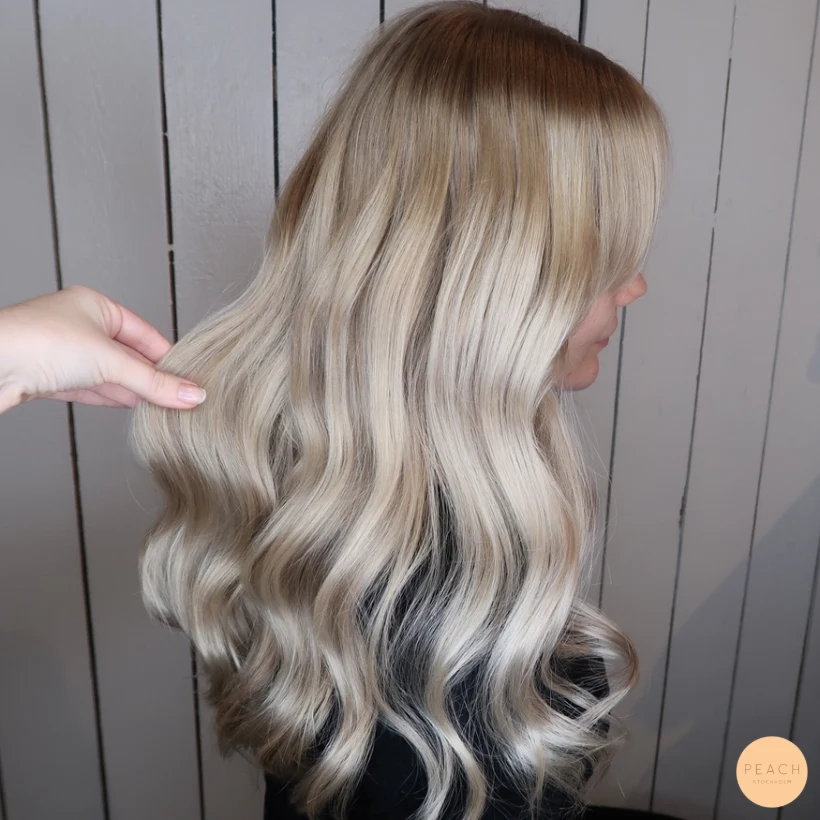 Kall blond hårfärg med slingor och extra glans