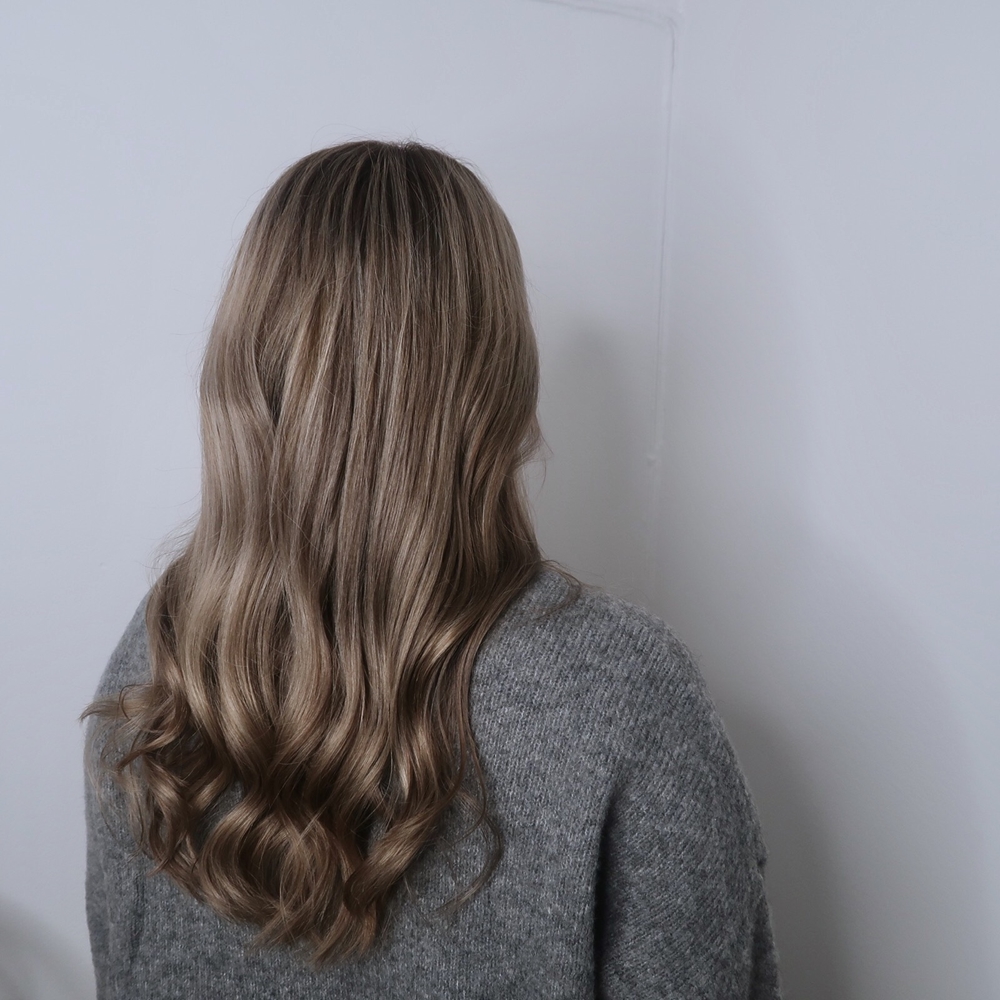 Kall brun hårfärg med slingor
