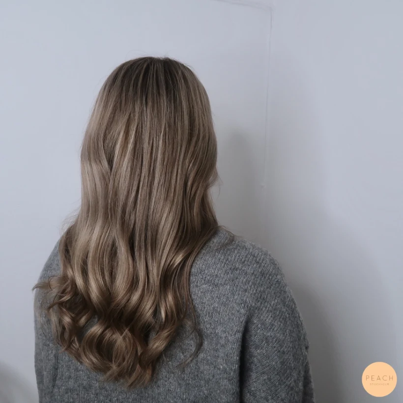 Kall brun hårfärg med slingor och sval nyansering