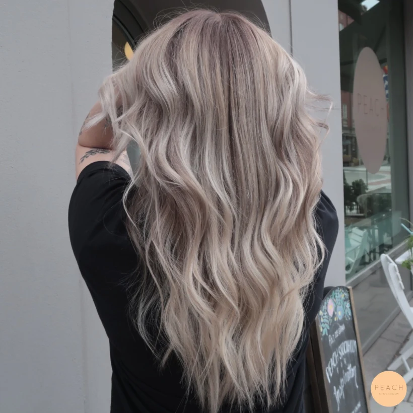 Kall blond balayage med highlights och lowlights