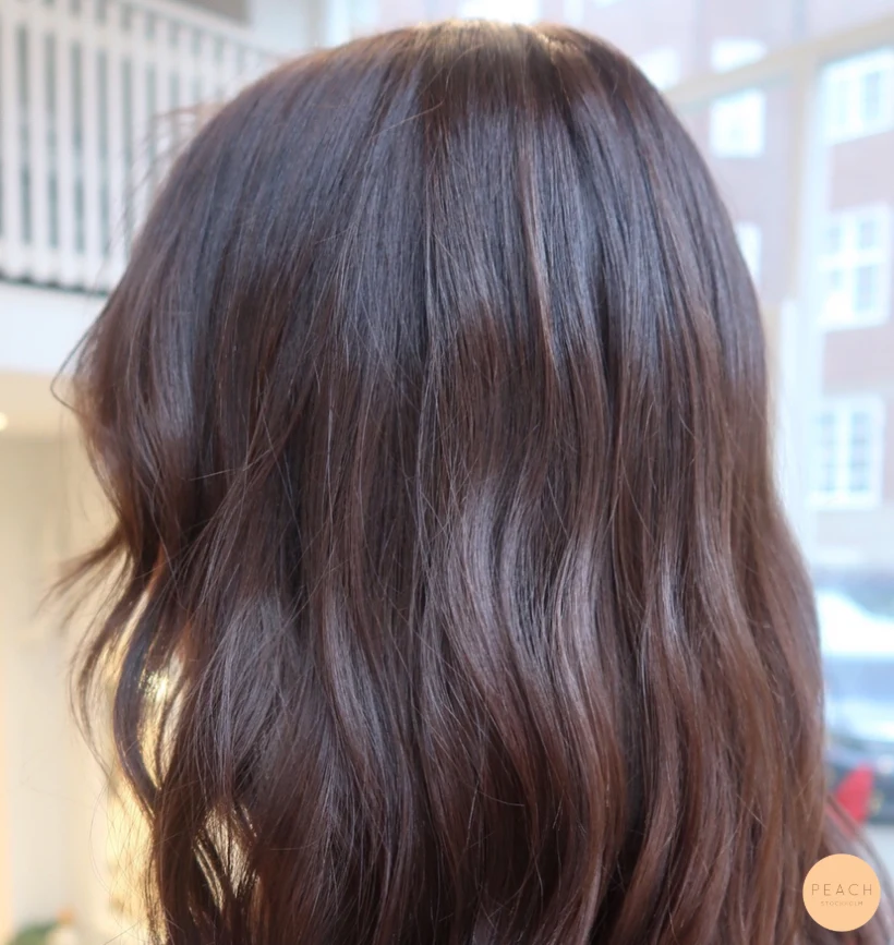 Chokladbrun hårfärg med mjuk root shadow
