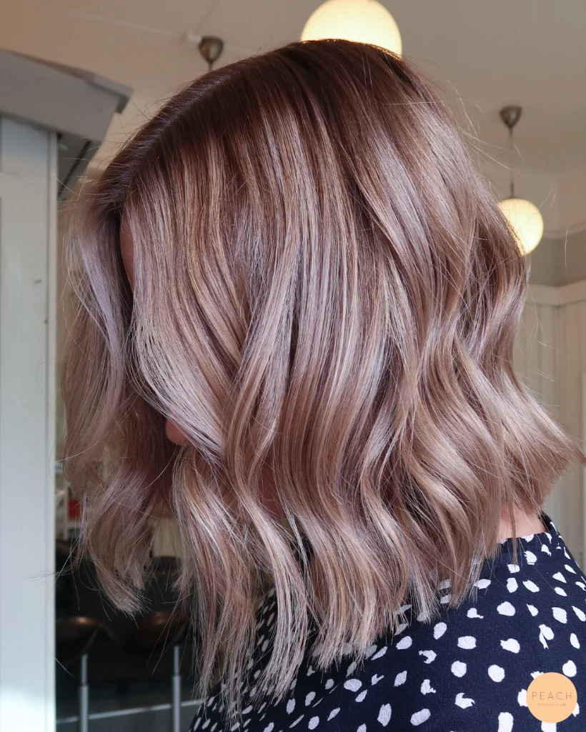 Höstblond hårfärg med highlights och lowlights