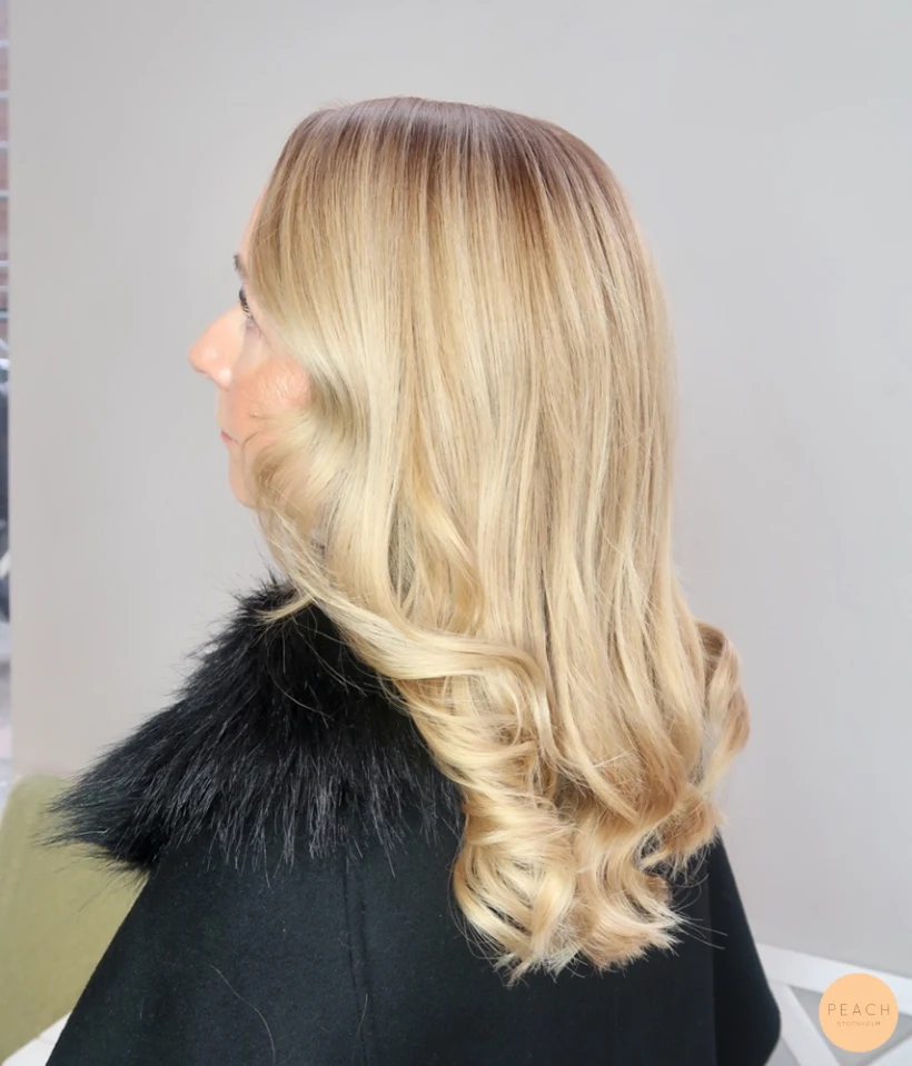 Blond hårfärg med krämig ton