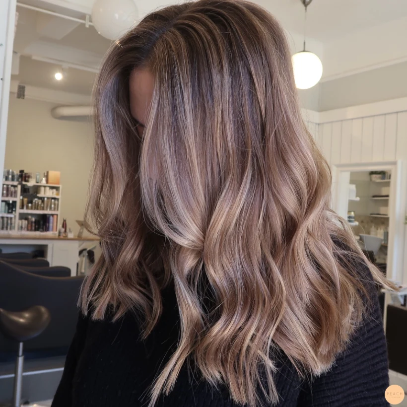 Bronde hårfärg med ljusa slingor och beige ton