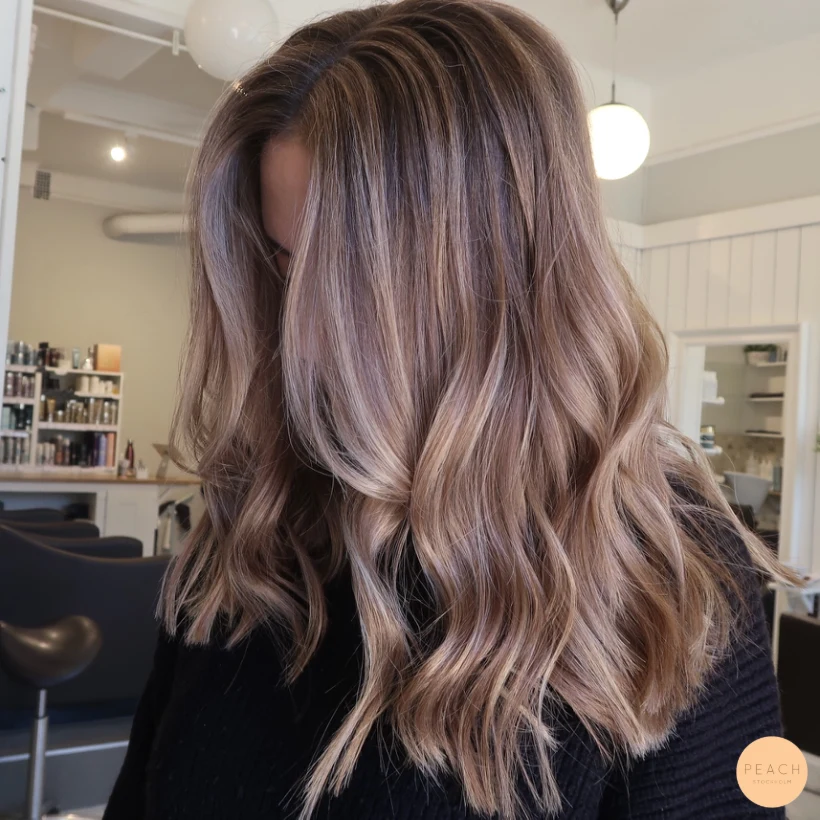 Bronde hårfärg med ljusa slingor och beige ton