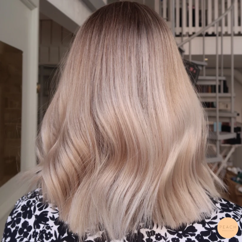 Från mörk till blond med bevarad naturlig botten