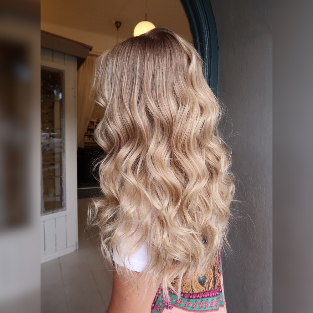 Ljusblond hårfärg med beiga toner
