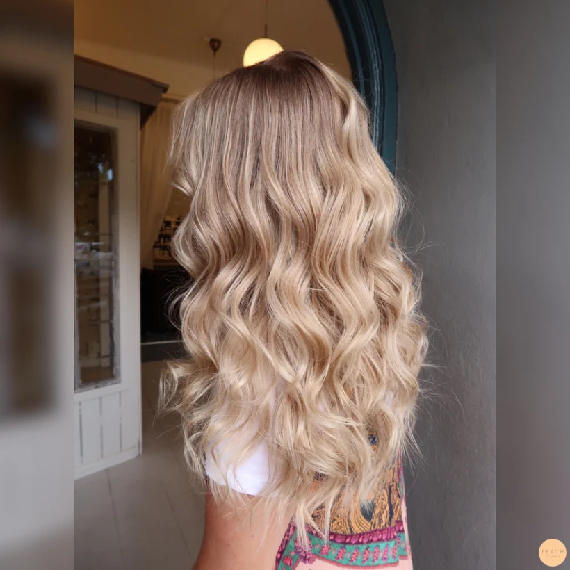 Ljusblond hårfärg med beiga toner