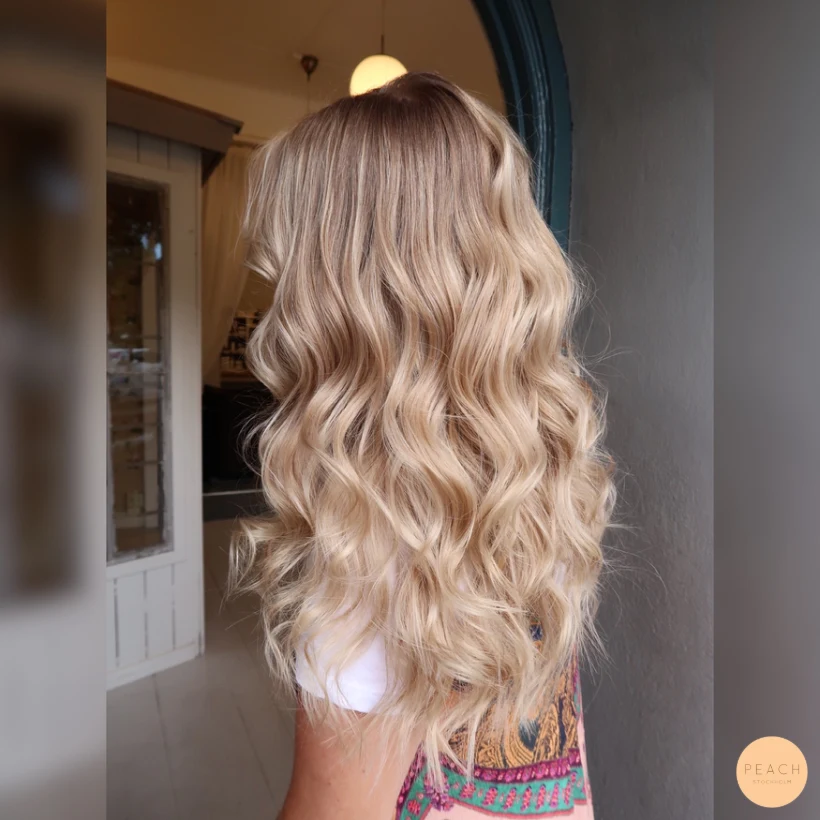 Ljusblond hårfärg med beiga toner
