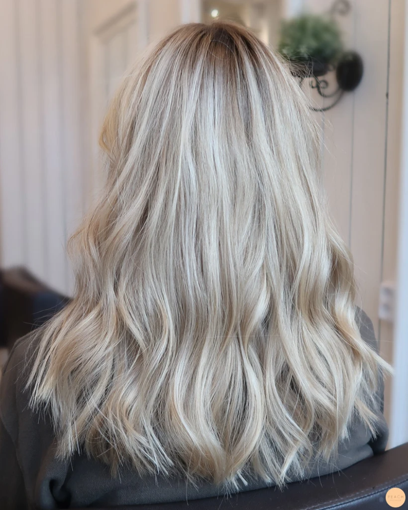 Kall ljusblond hårfärg med slingor