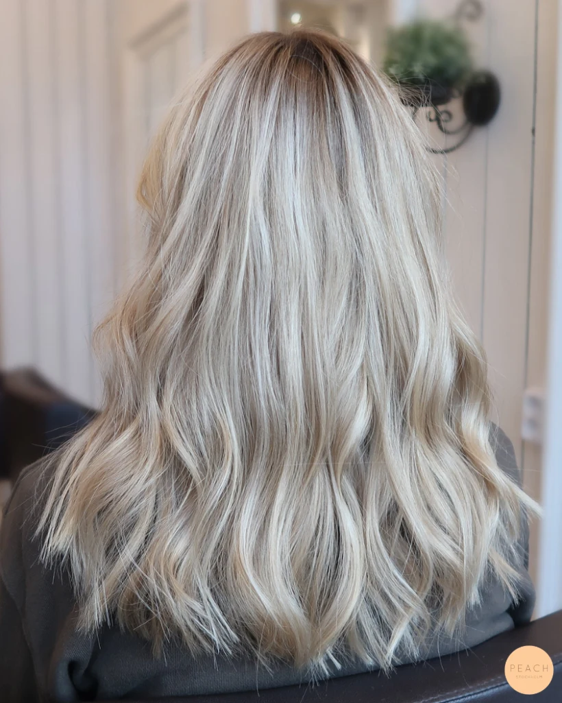 Kall ljusblond hårfärg med slingor