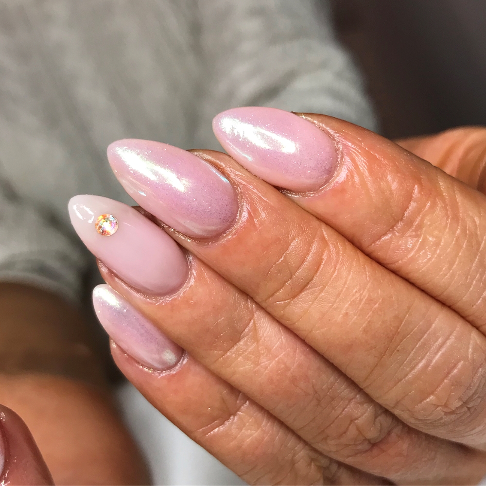 Chromade rosa naglar med rosa toner