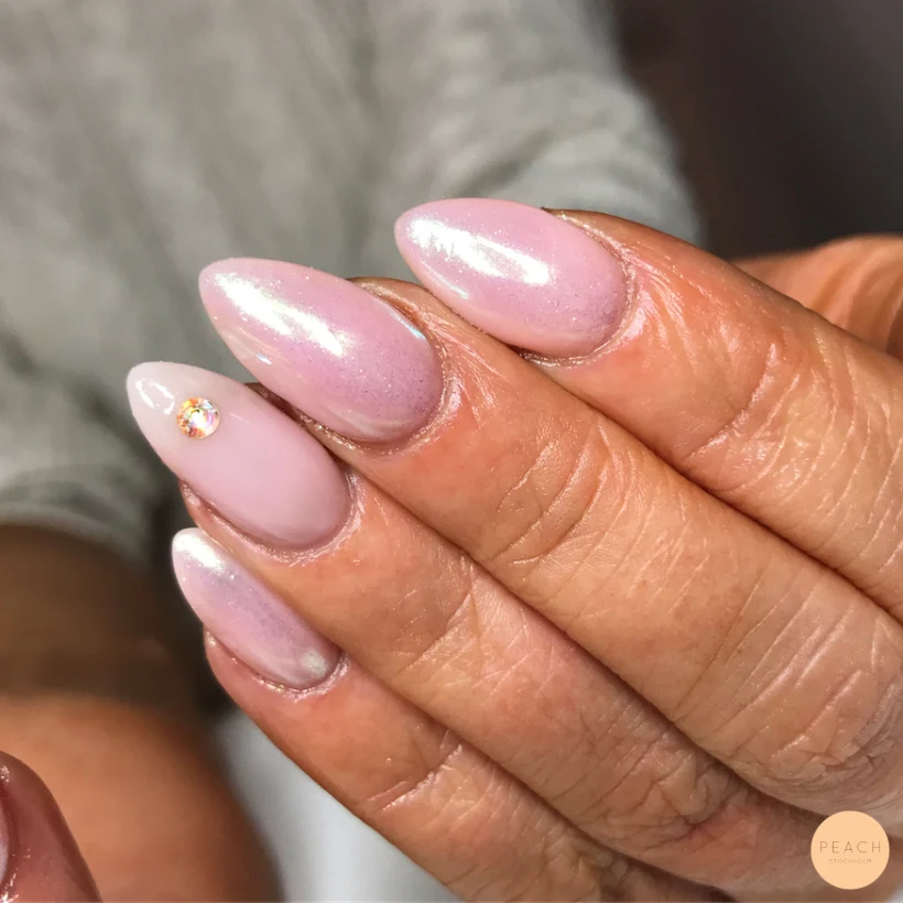 Chromade rosa naglar med rosa toner