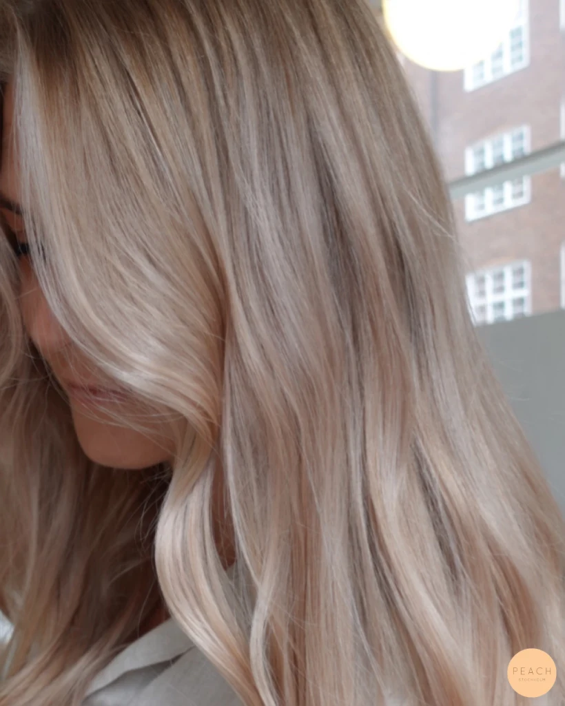 Klar blond hårfärg med ljusa slingor