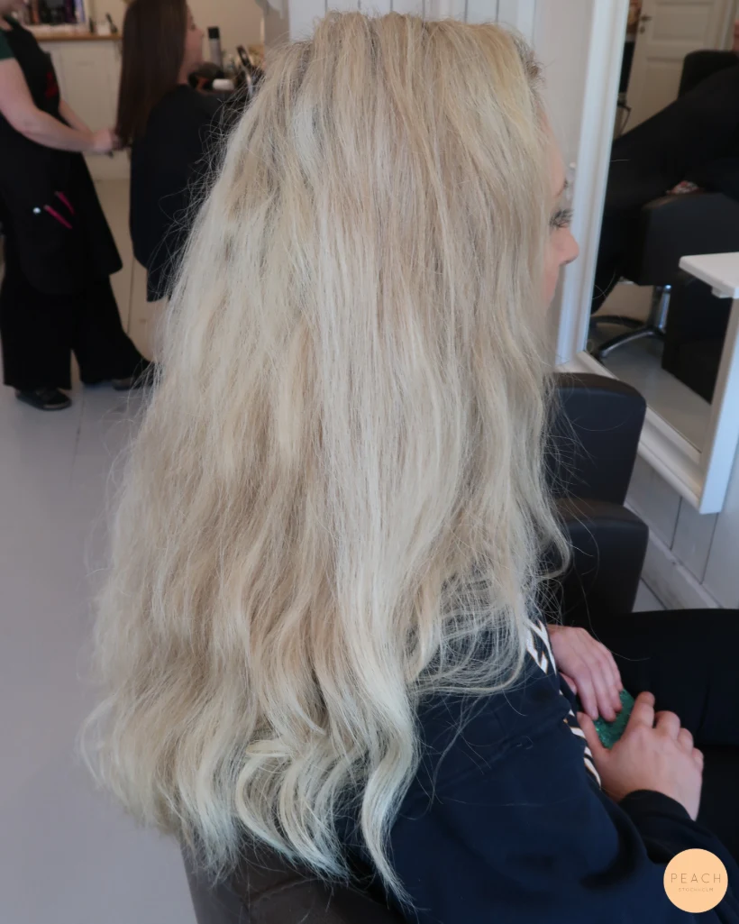 Soft beige kopparblond hårfärg med ljusa slingor