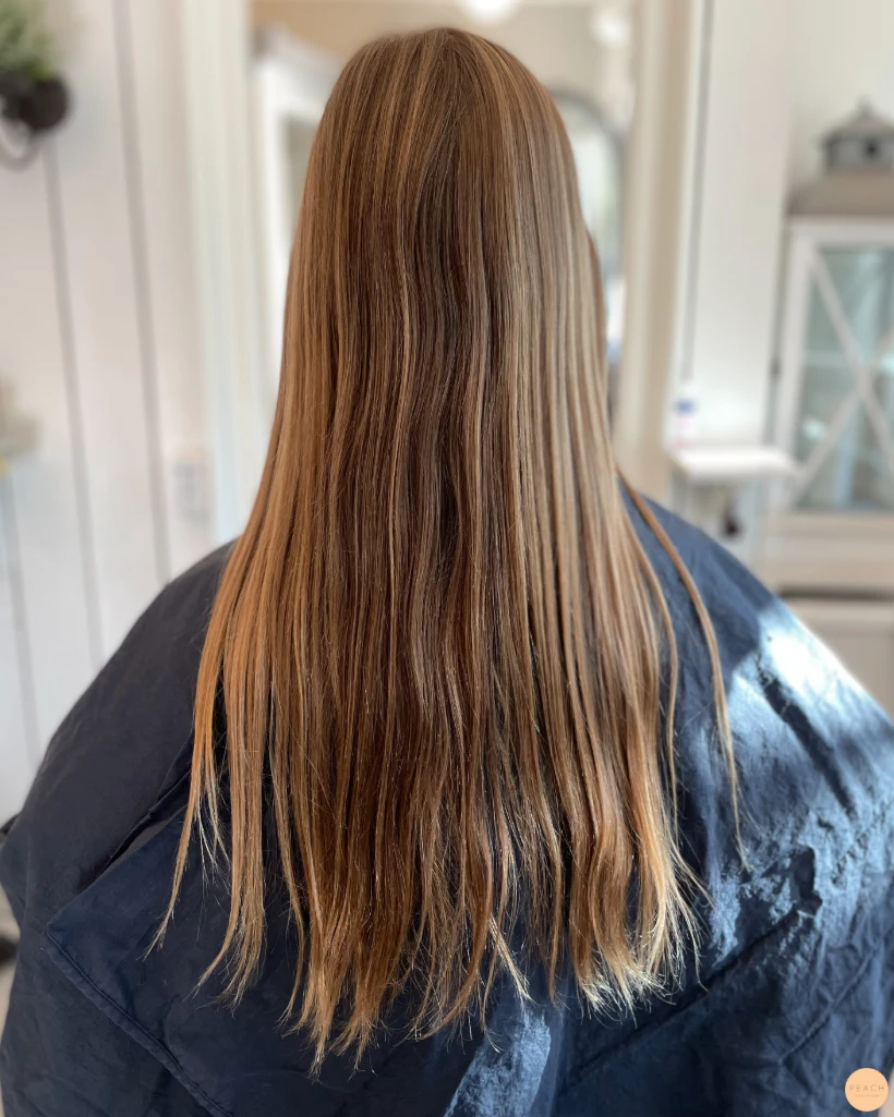 Ljusa slingor på ett ofärgat hår