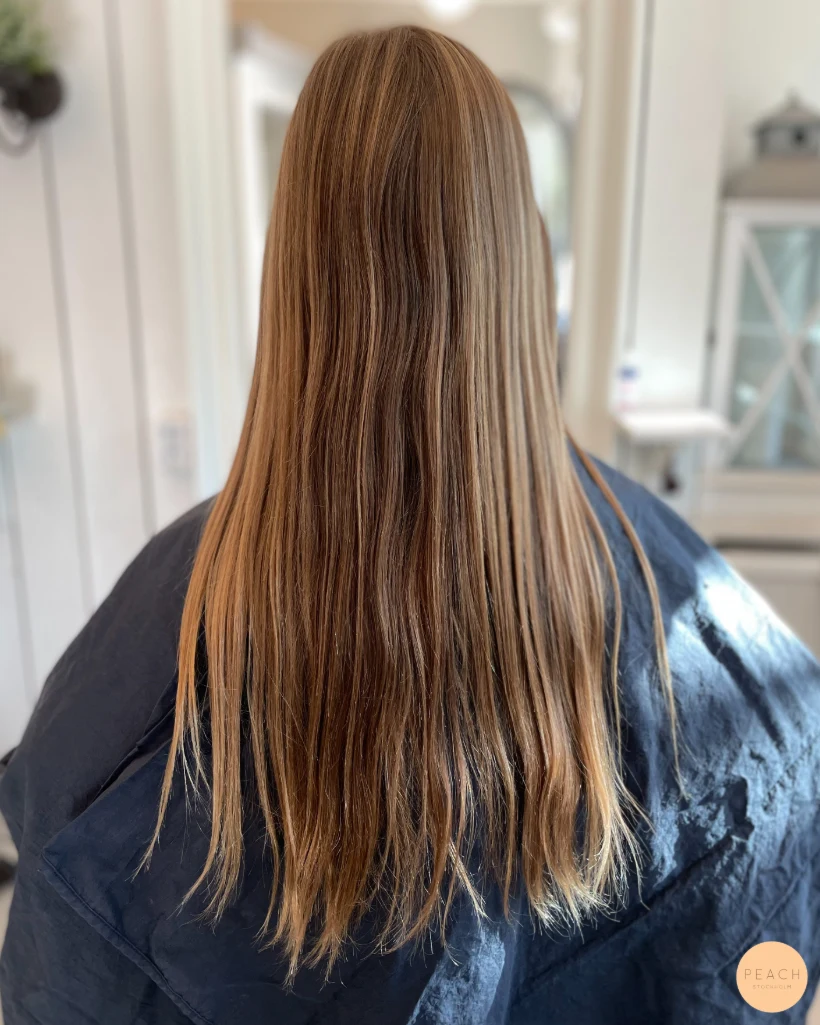 Ljusa slingor på ett ofärgat hår