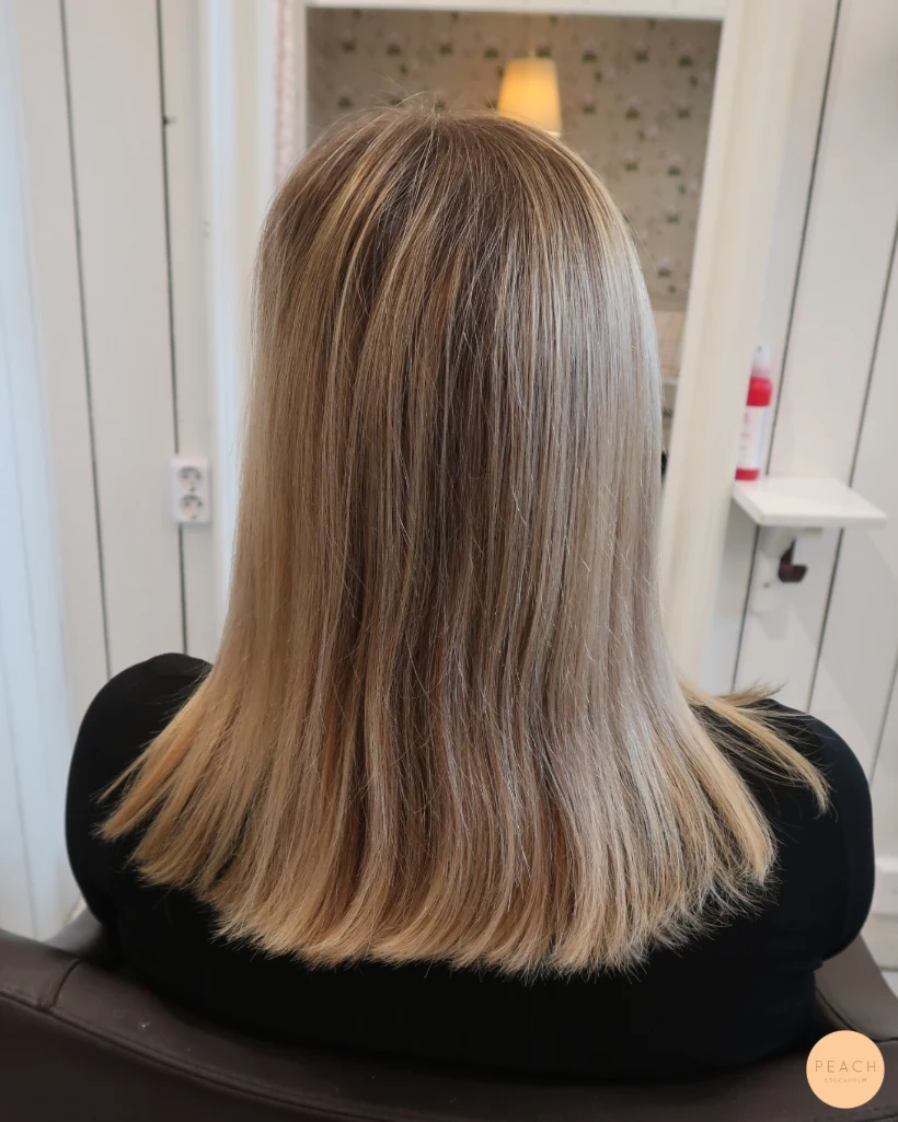 Kall blond hårfärg med rootshadow