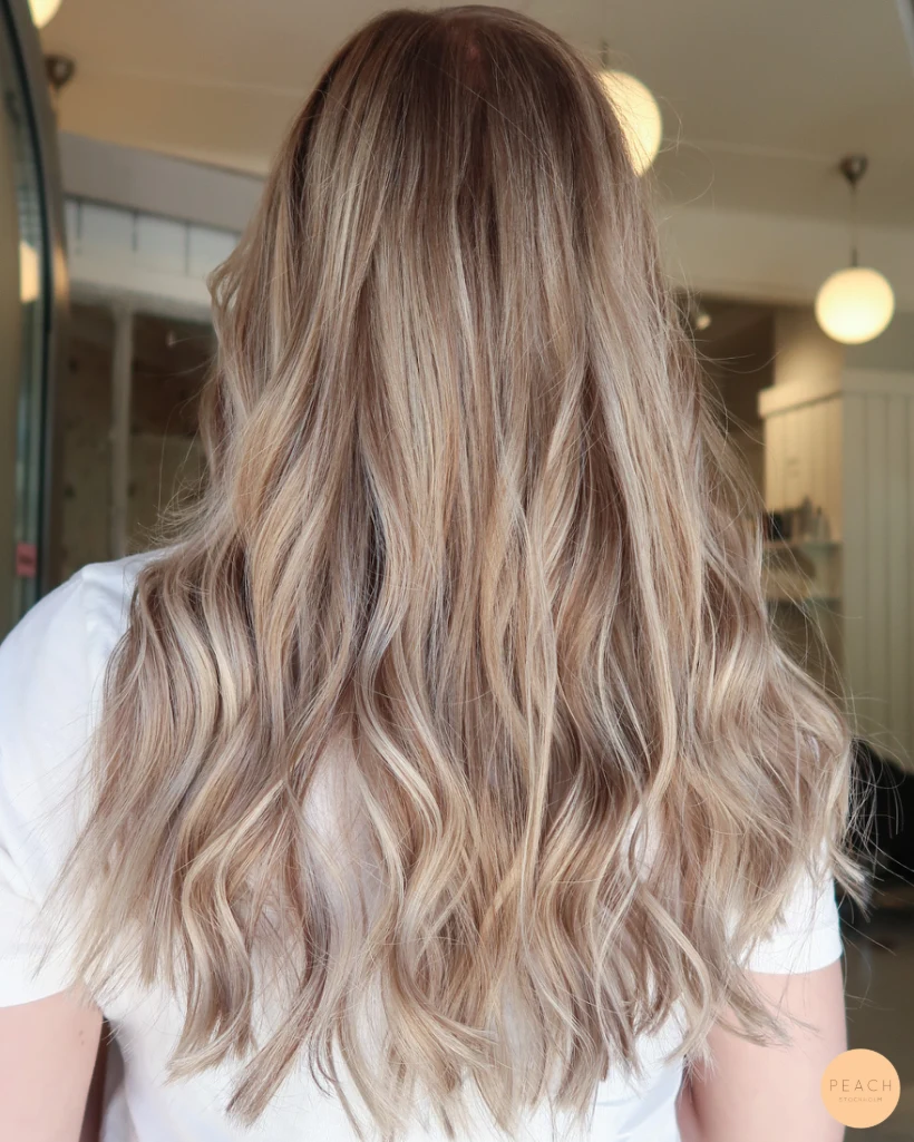 Kall beige hårfärg med ljusa och mörkblonda slingor