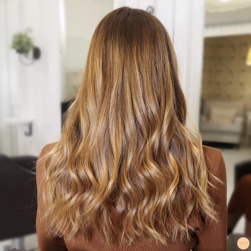Honungsblond hårfärg med toner av karamell och koppar