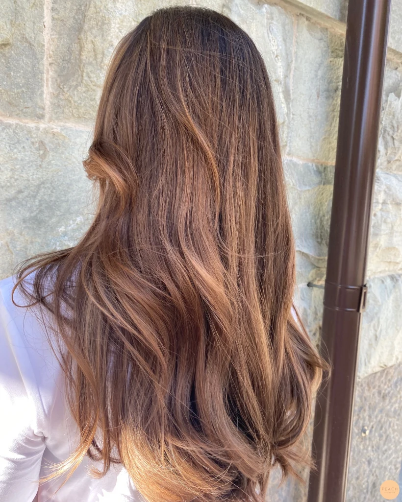 Balayage brunt hår med ljusa slingor
