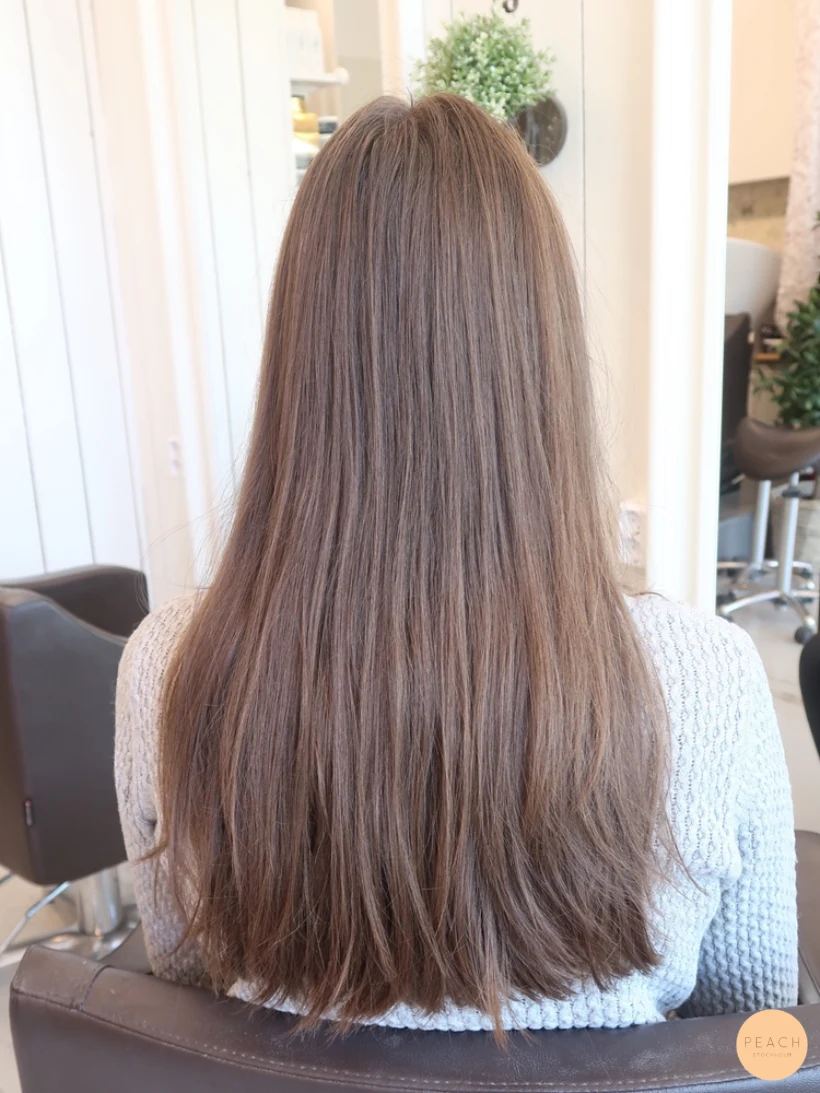 Balayage på mörkt hår med ljusa slingor