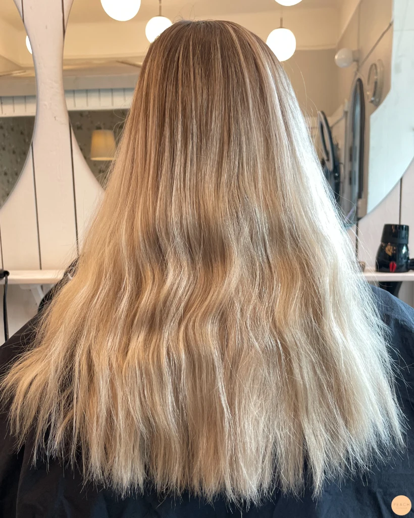 Ljusa slingor med en krispigt kall blond nyans