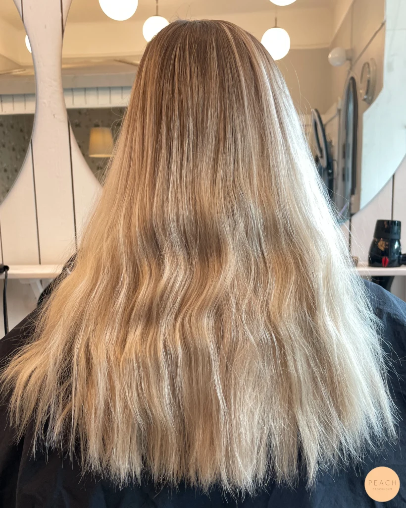 Ljusa slingor med en krispigt kall blond nyans