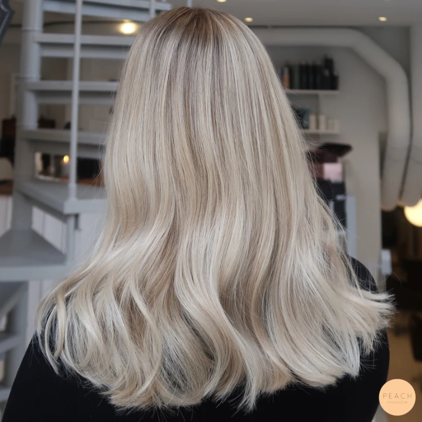 Sval blond med ljusa slingor