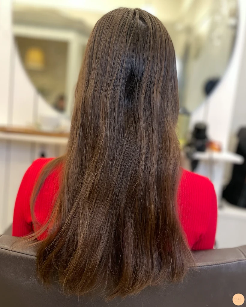 Mörkt ofärgat hår med ljusa balayage slingor i