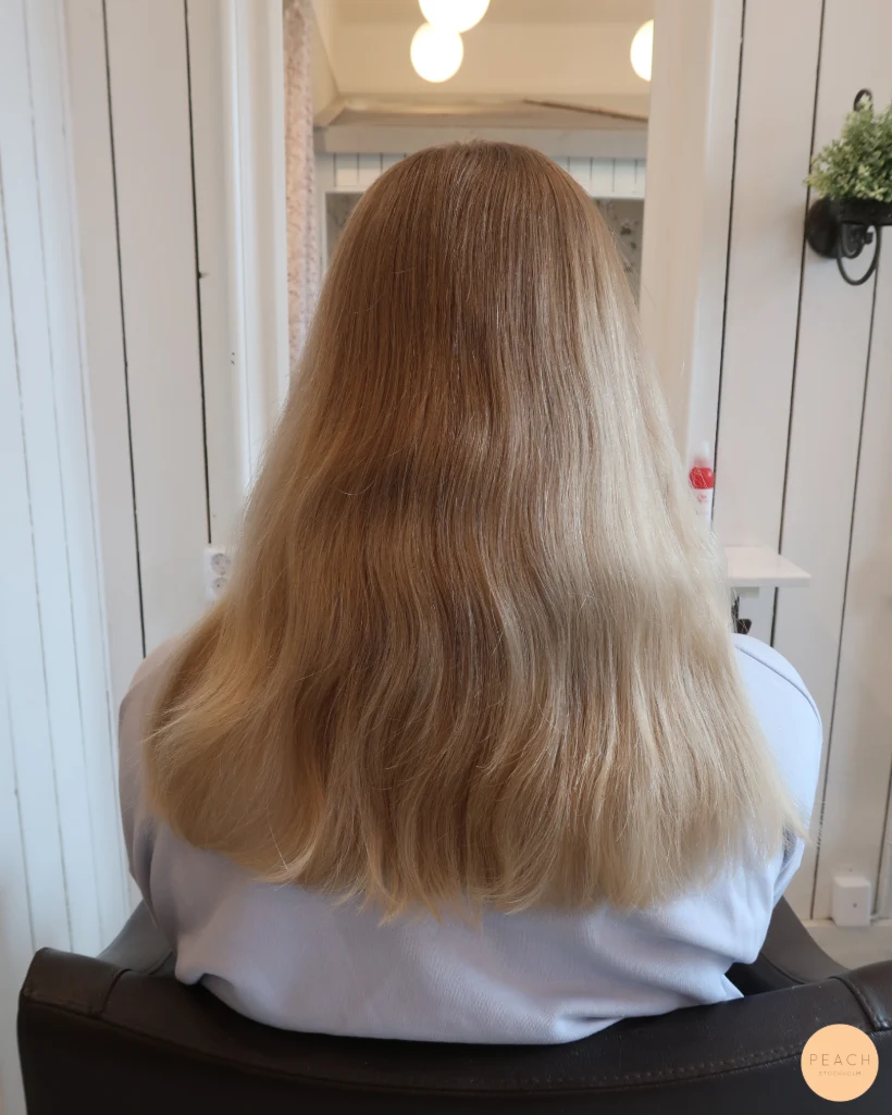 Beige blond hårfärg med ljusa slingor och mjuka lowlights