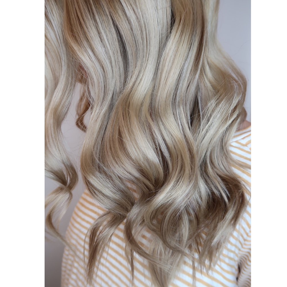 Kall beigeblond hårfärg med slingor och lockar