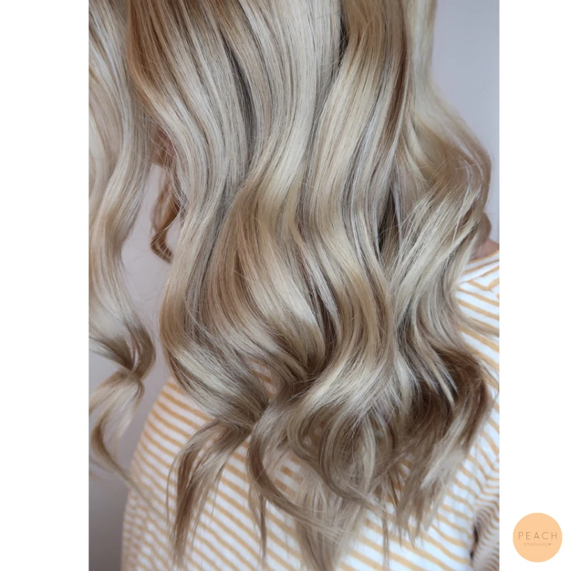 Kall beigeblond hårfärg med slingor och lockar