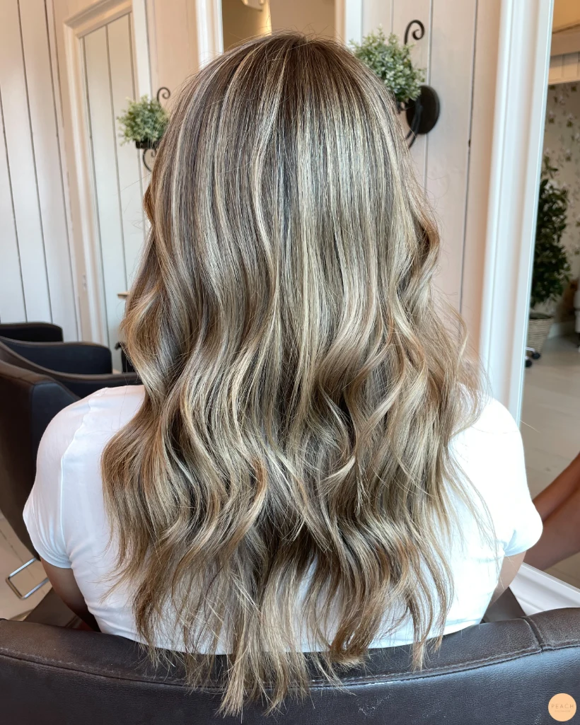 Naturlig beige blond hårfärg med slingor