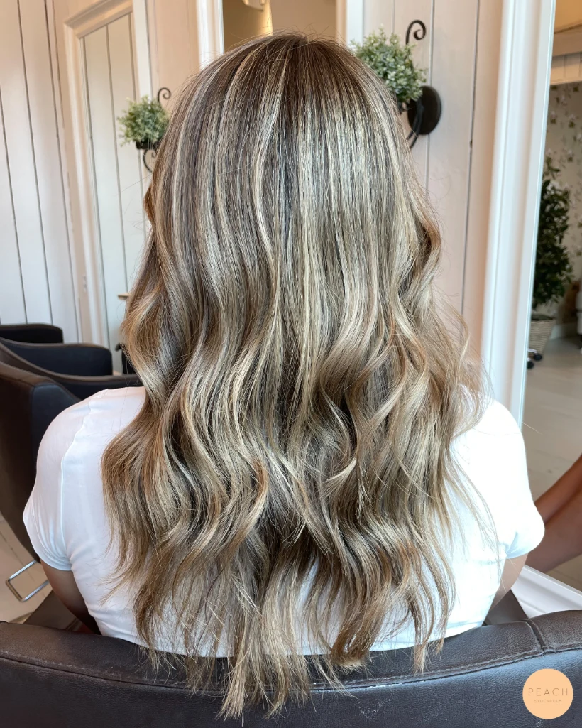 Naturlig beige blond hårfärg med slingor