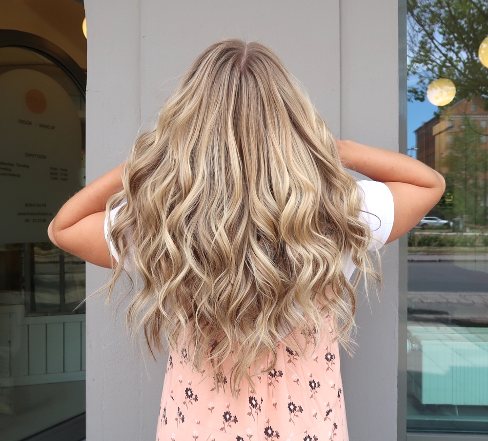 Sommarblond hårfärg med slingor 2019