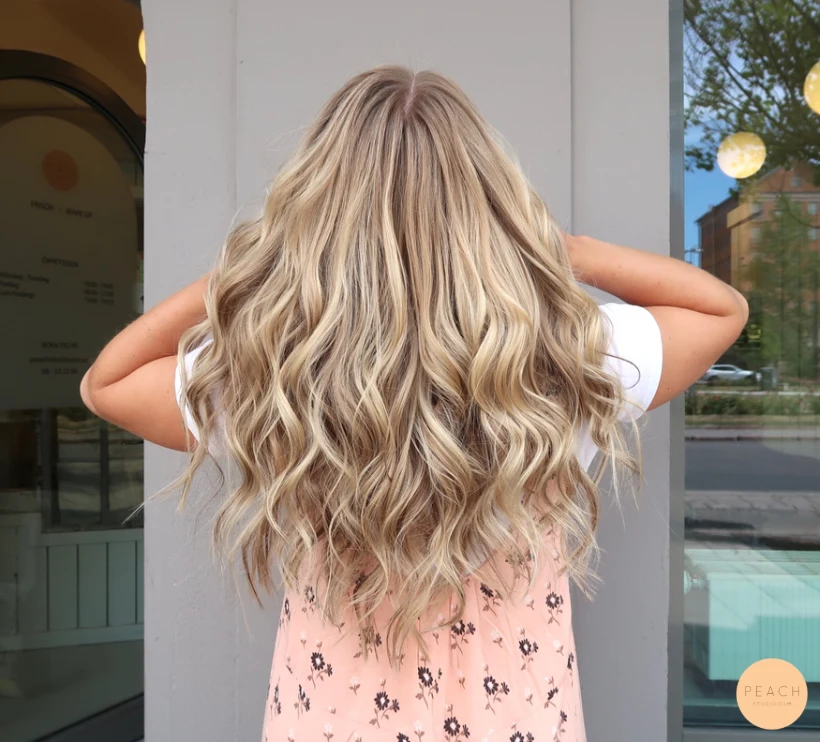 Sommarblond hårfärg med slingor 2019 och ljusa slingor