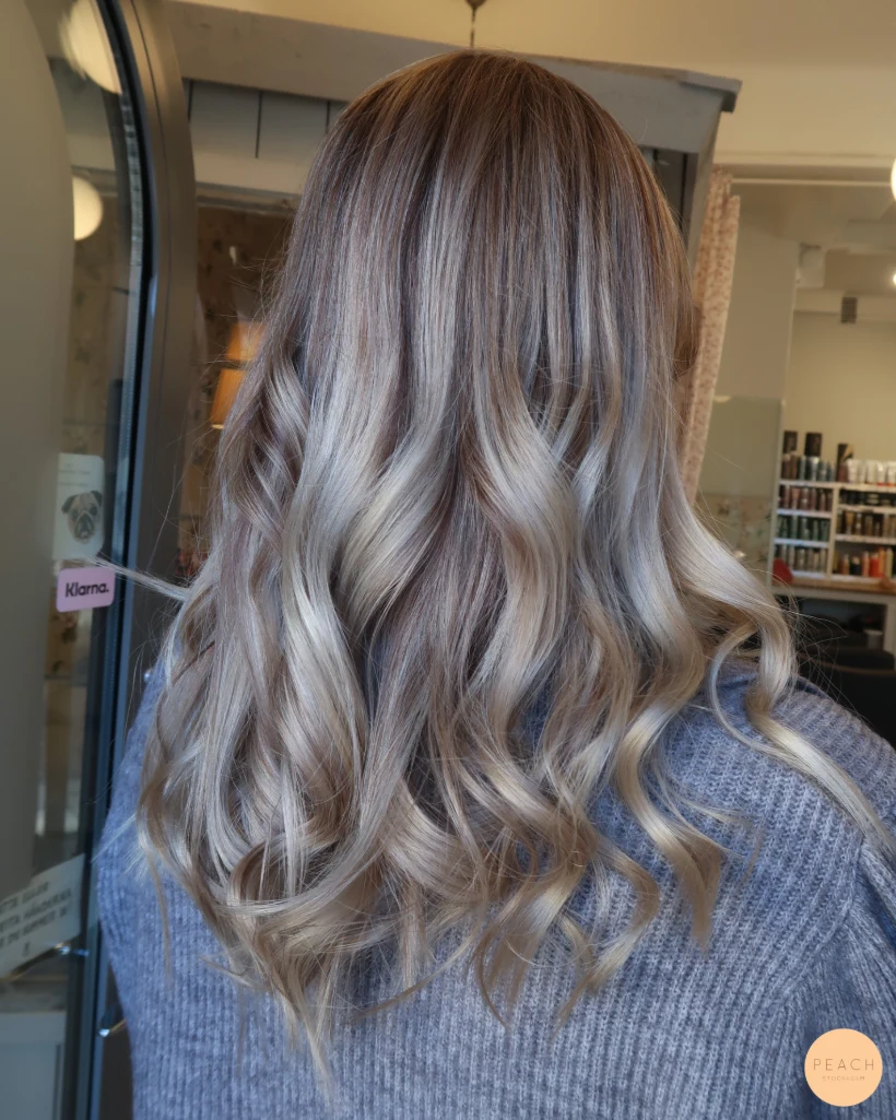 Blonda slingor med en kall nyansering, krispigt ❄️