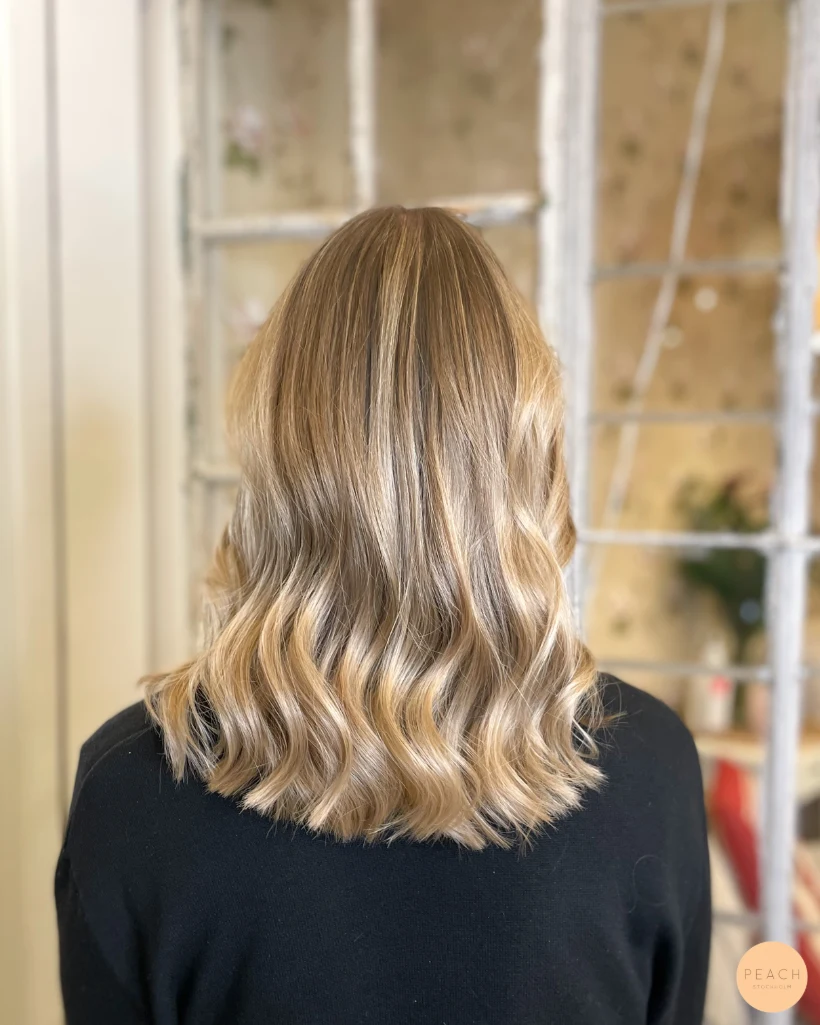 Beige blond hårfärg med slingor och mjuka lowlights