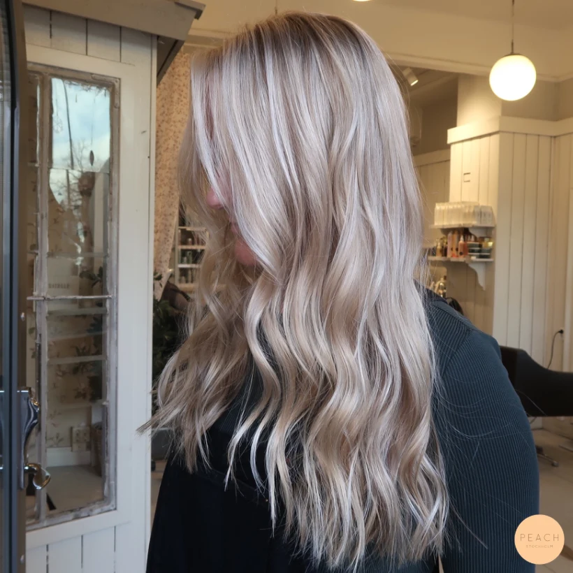 Beige blond hårfärg med ljusa slingor och beige toner