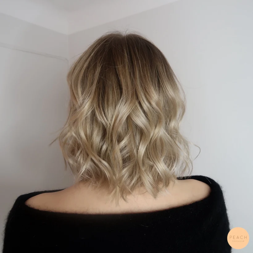Beigeblond balayage på kort lob