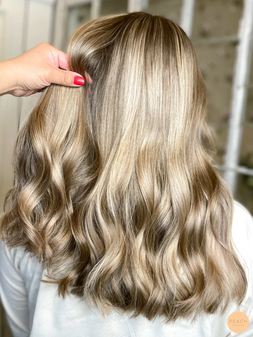 Sand beige hårfärg med mjuk root shadow